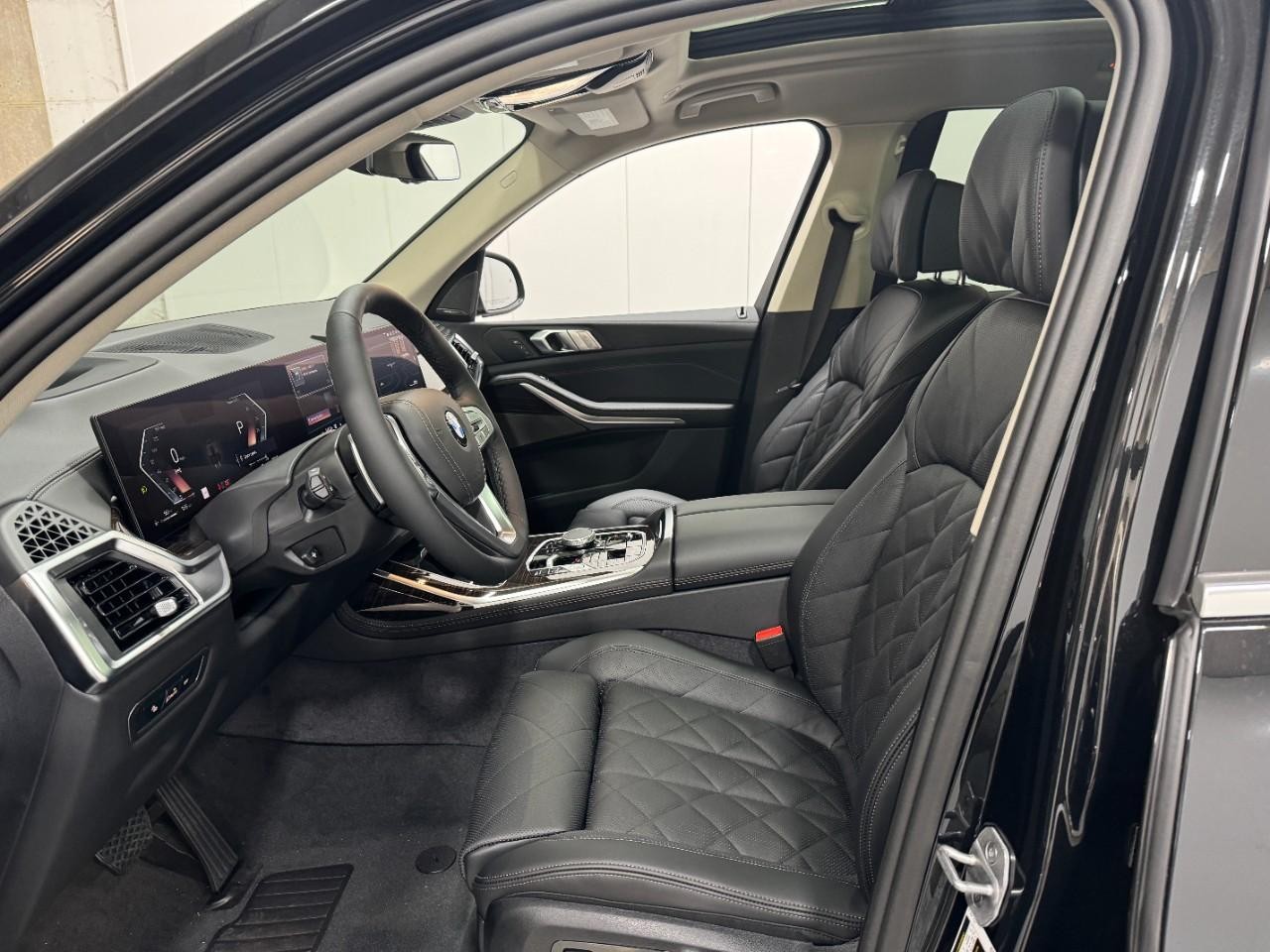 BMW X7 Vehicle Full-screen Gallery Image 30