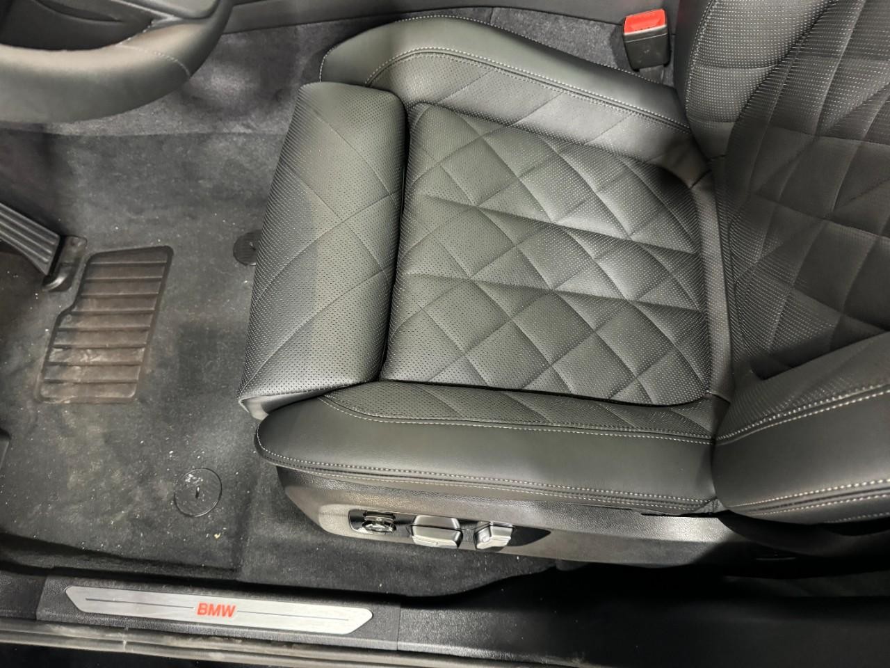 BMW X7 Vehicle Full-screen Gallery Image 31