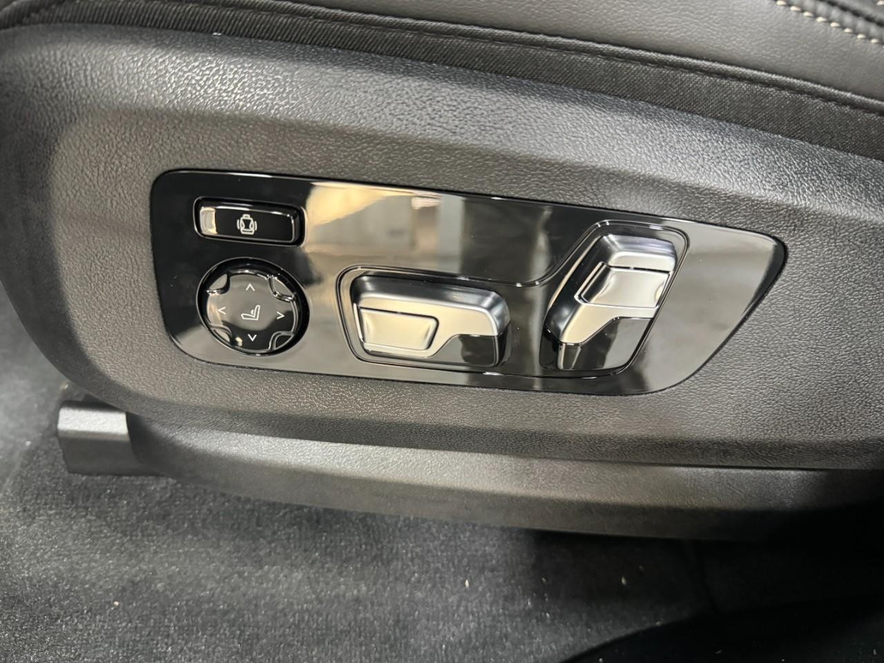 BMW X7 Vehicle Full-screen Gallery Image 32