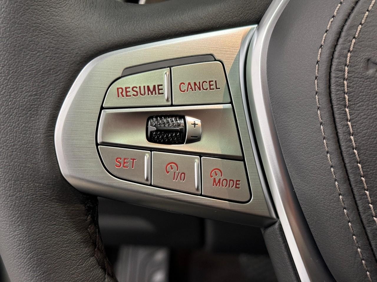 BMW X7 Vehicle Full-screen Gallery Image 34