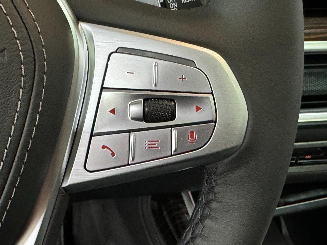 BMW X7 Vehicle Full-screen Gallery Image 35