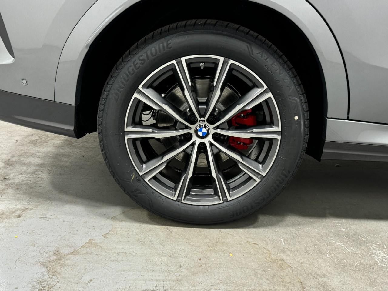 BMW X6 Vehicle Full-screen Gallery Image 5