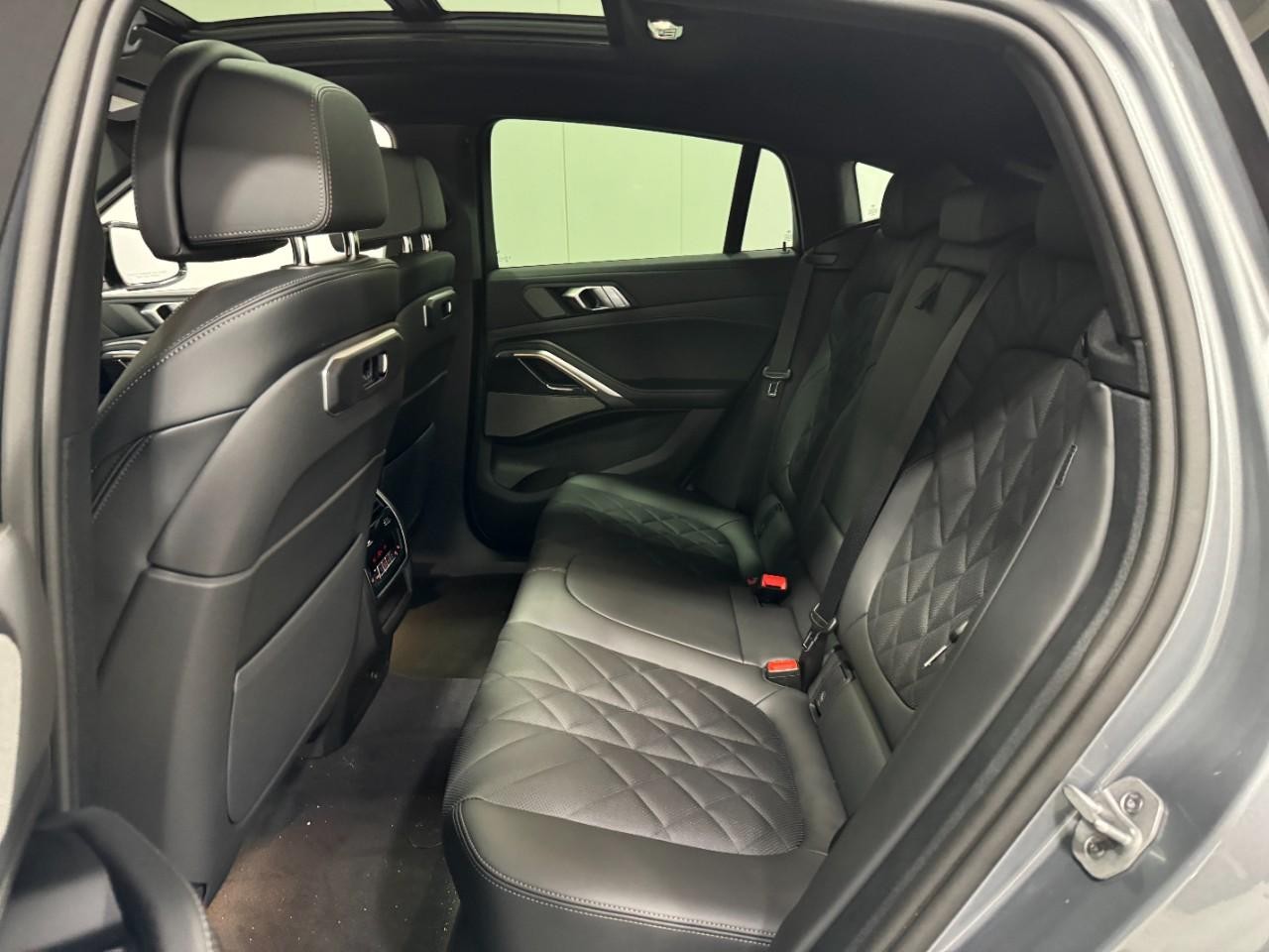 BMW X6 Vehicle Full-screen Gallery Image 8