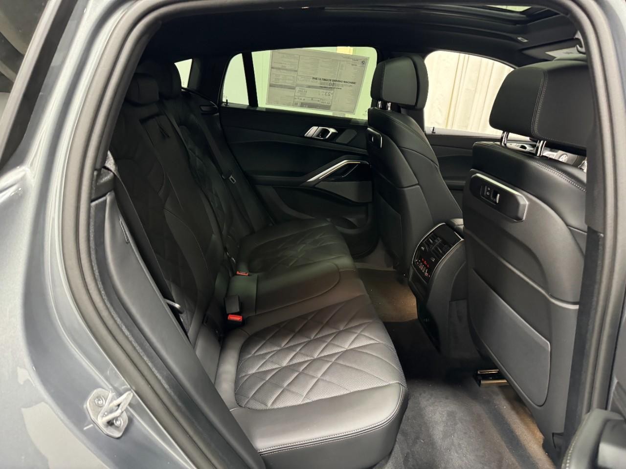 BMW X6 Vehicle Full-screen Gallery Image 10