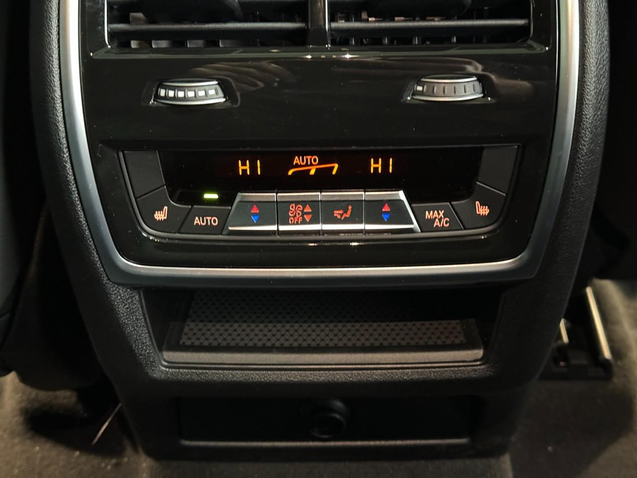 BMW X6 Vehicle Full-screen Gallery Image 11