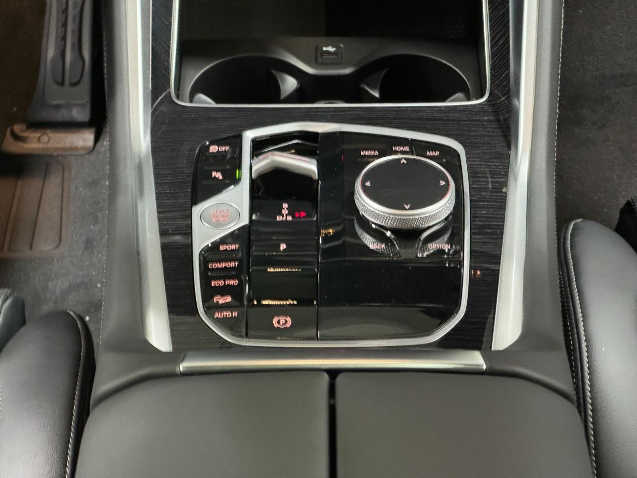 BMW X6 Vehicle Full-screen Gallery Image 16