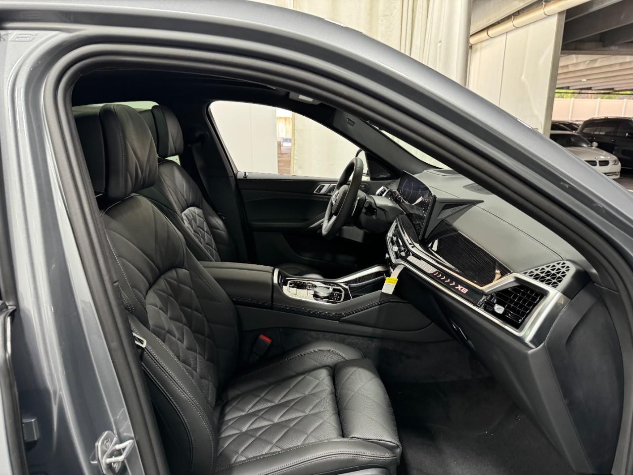 BMW X6 Vehicle Full-screen Gallery Image 18