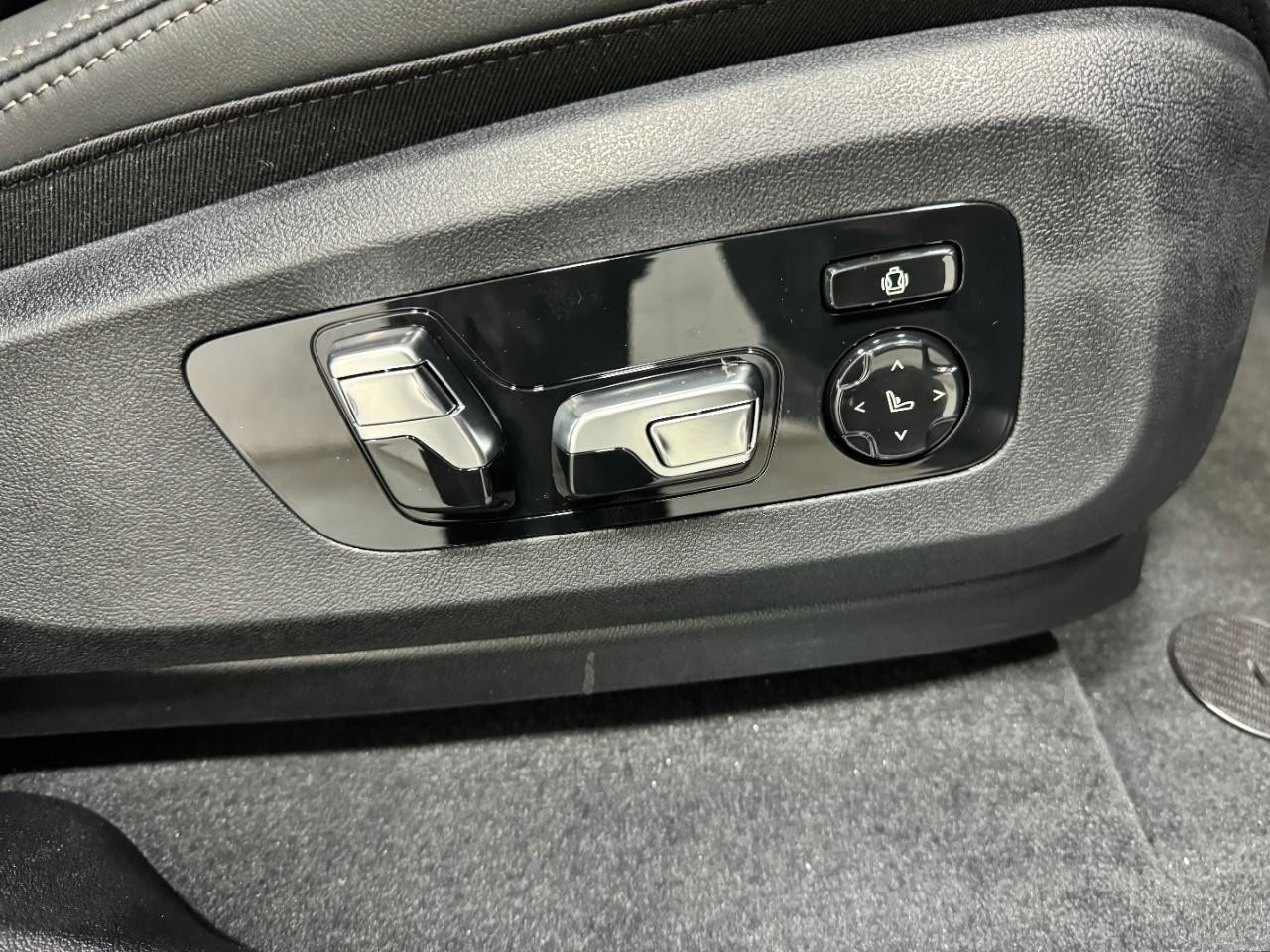 BMW X6 Vehicle Full-screen Gallery Image 20