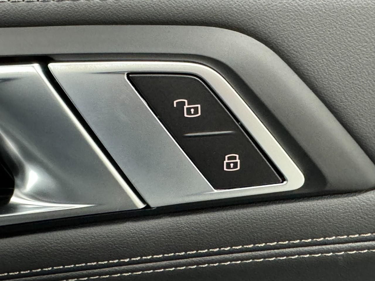 BMW X6 Vehicle Full-screen Gallery Image 21