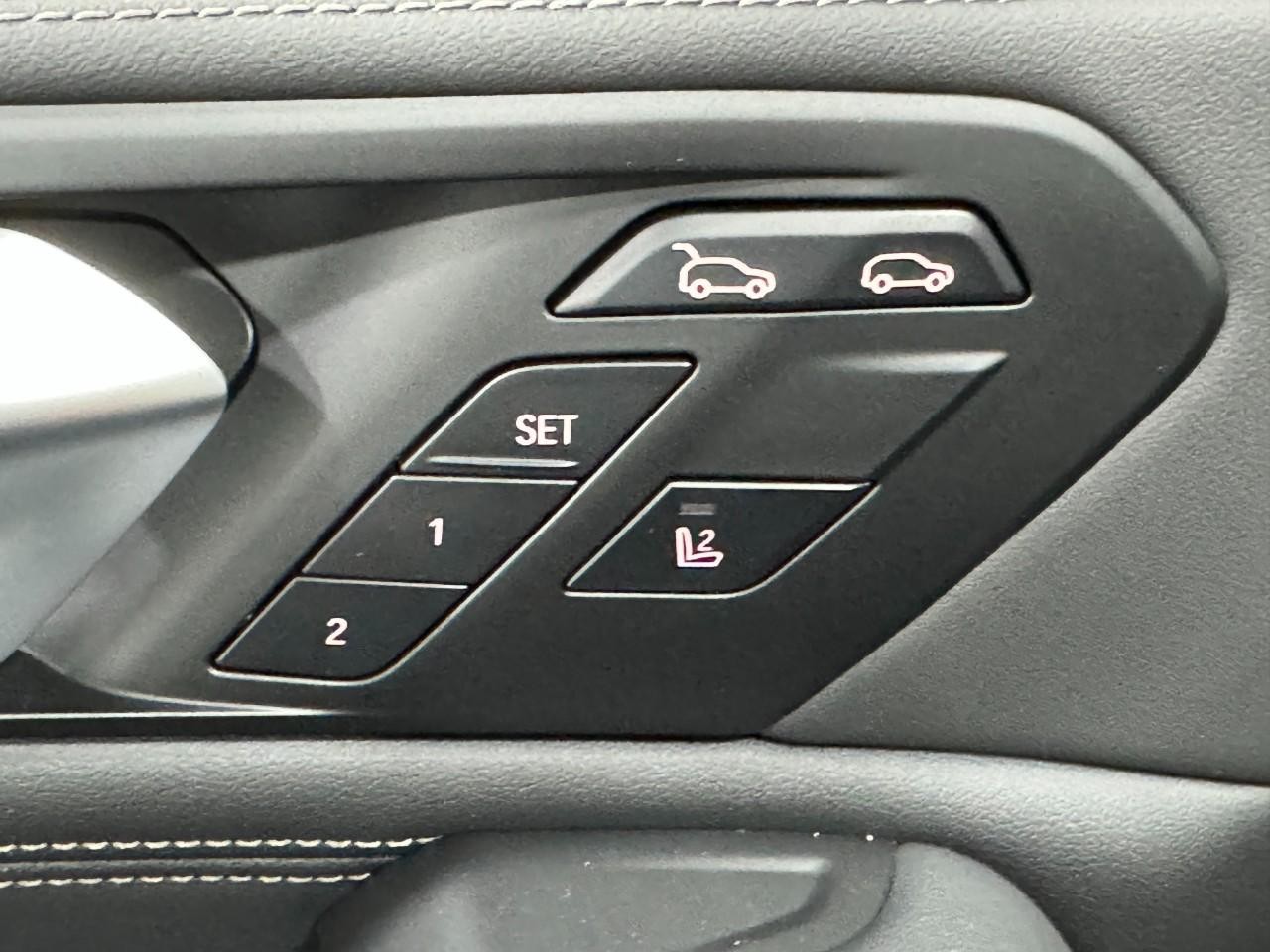 BMW X6 Vehicle Full-screen Gallery Image 24