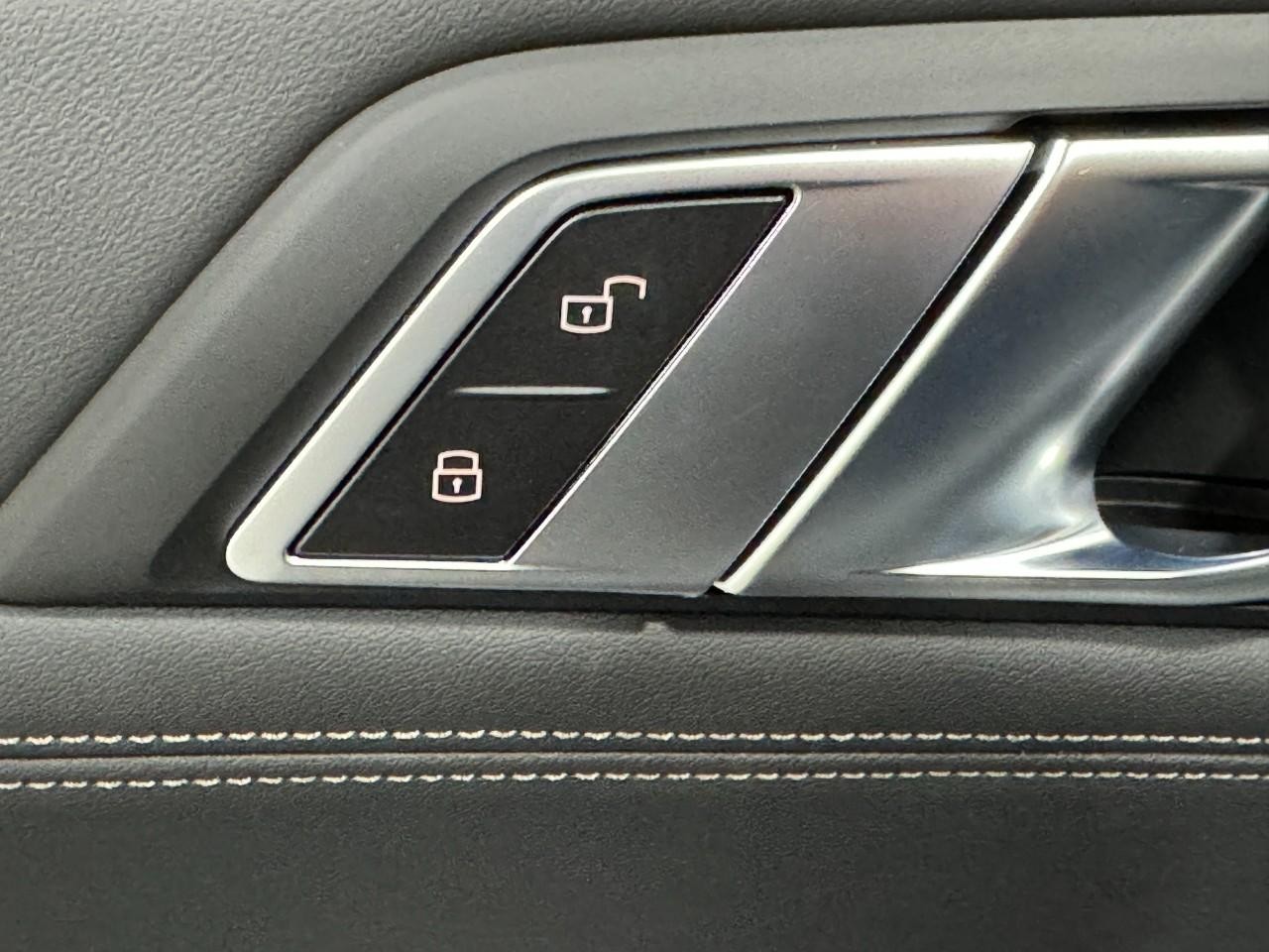 BMW X6 Vehicle Full-screen Gallery Image 25