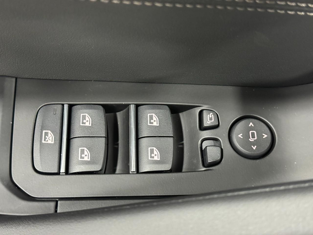 BMW X6 Vehicle Full-screen Gallery Image 26