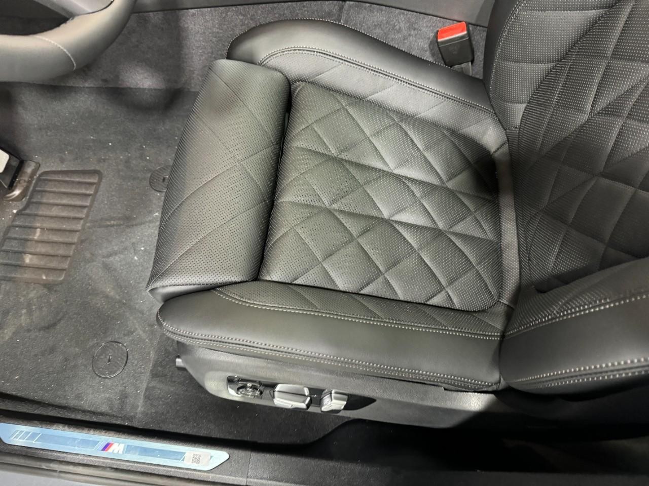 BMW X6 Vehicle Full-screen Gallery Image 28