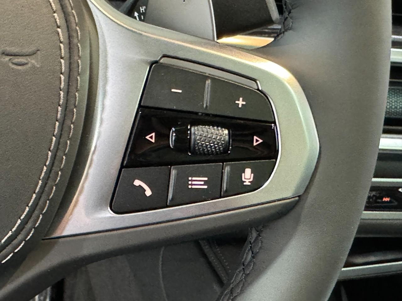 BMW X6 Vehicle Full-screen Gallery Image 32