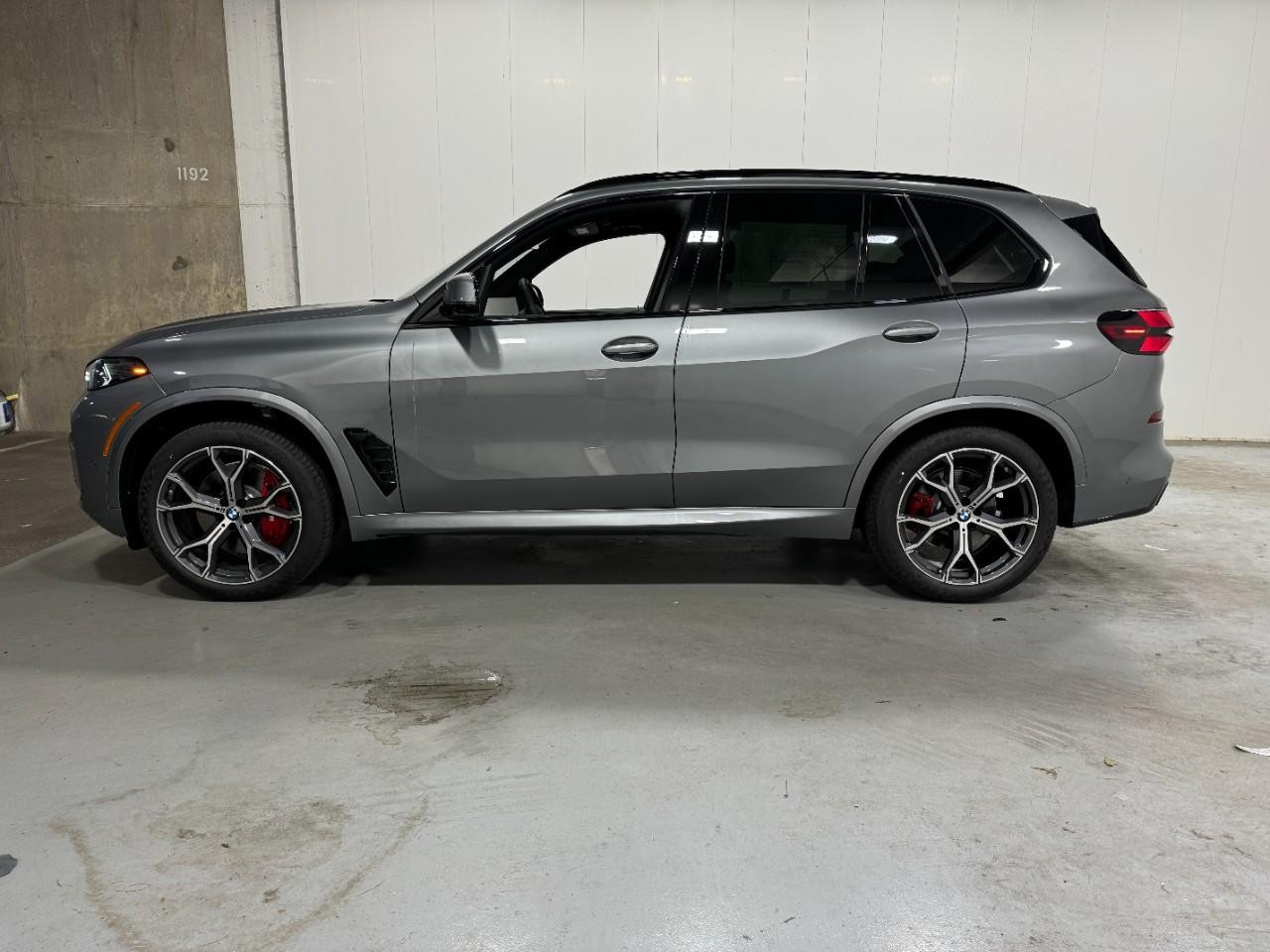 BMW X5 Vehicle Full-screen Gallery Image 2