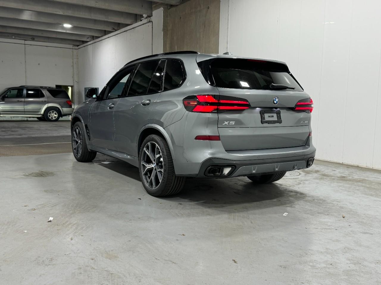 BMW X5 Vehicle Full-screen Gallery Image 3