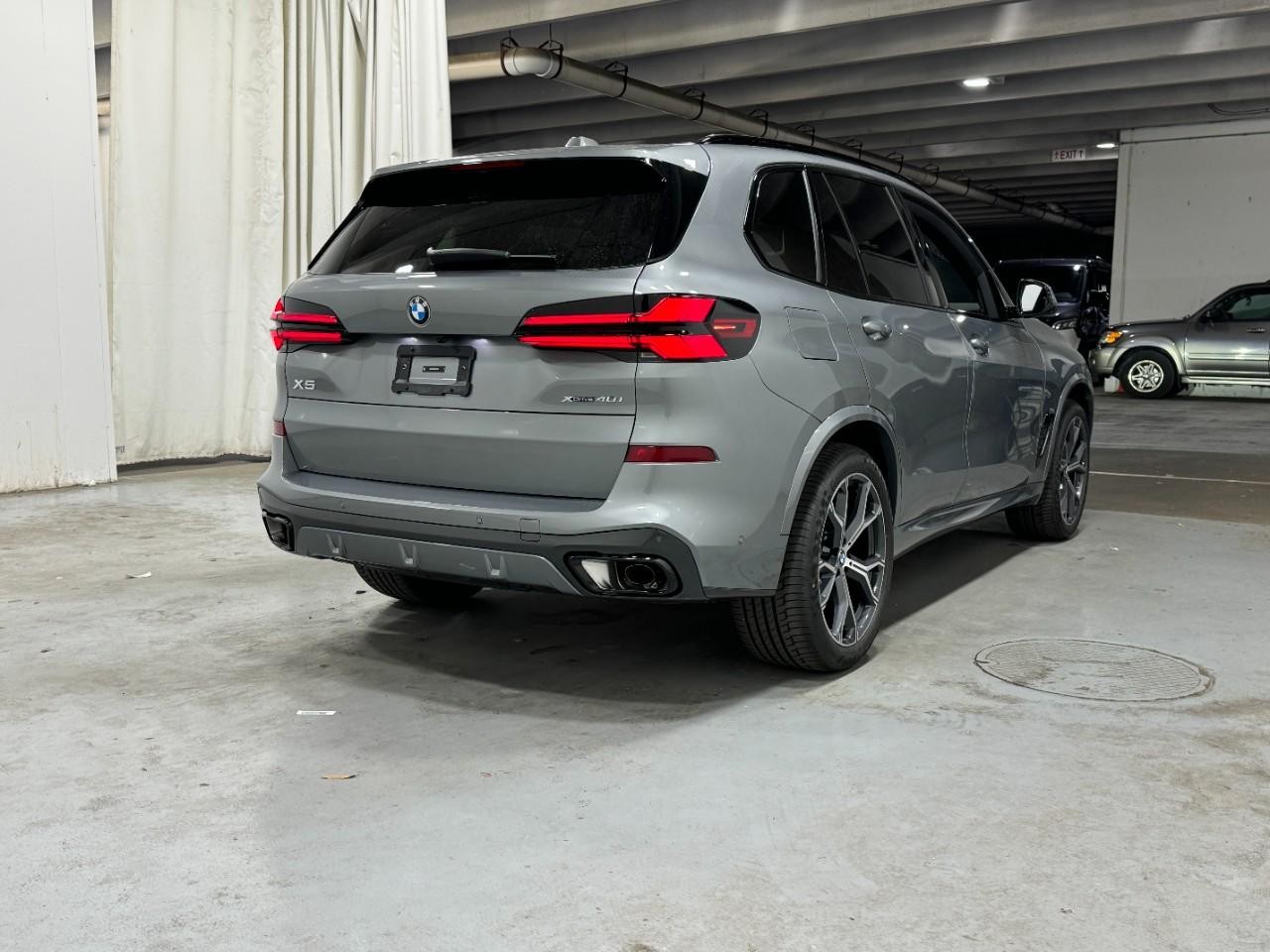 BMW X5 Vehicle Full-screen Gallery Image 4