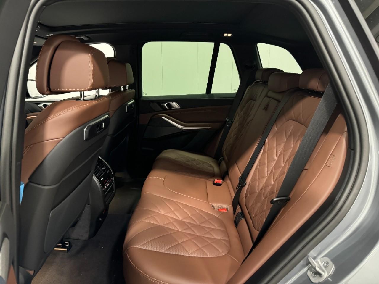 BMW X5 Vehicle Full-screen Gallery Image 8