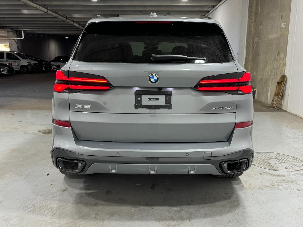 BMW X5 Vehicle Full-screen Gallery Image 9