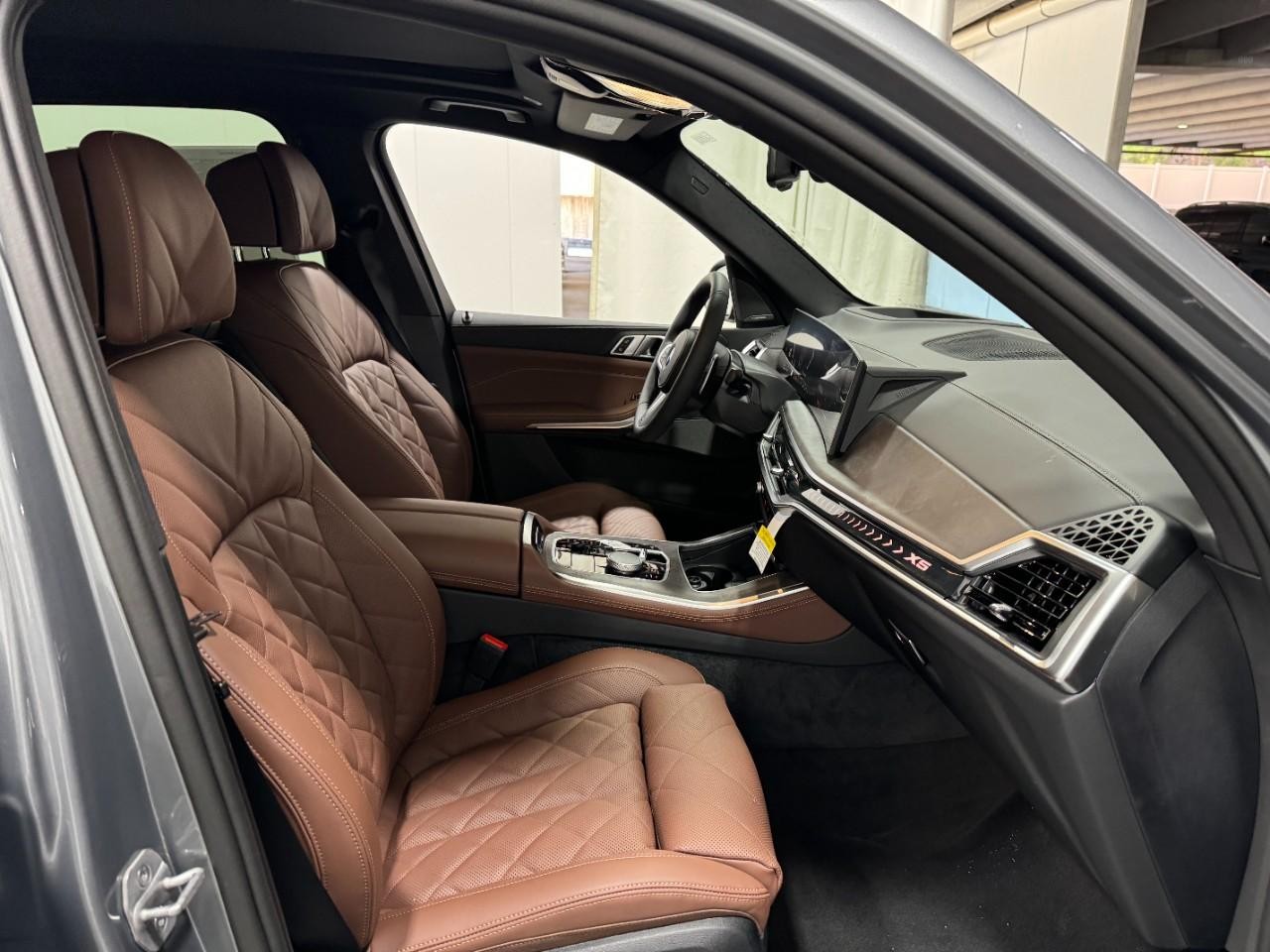 BMW X5 Vehicle Full-screen Gallery Image 18