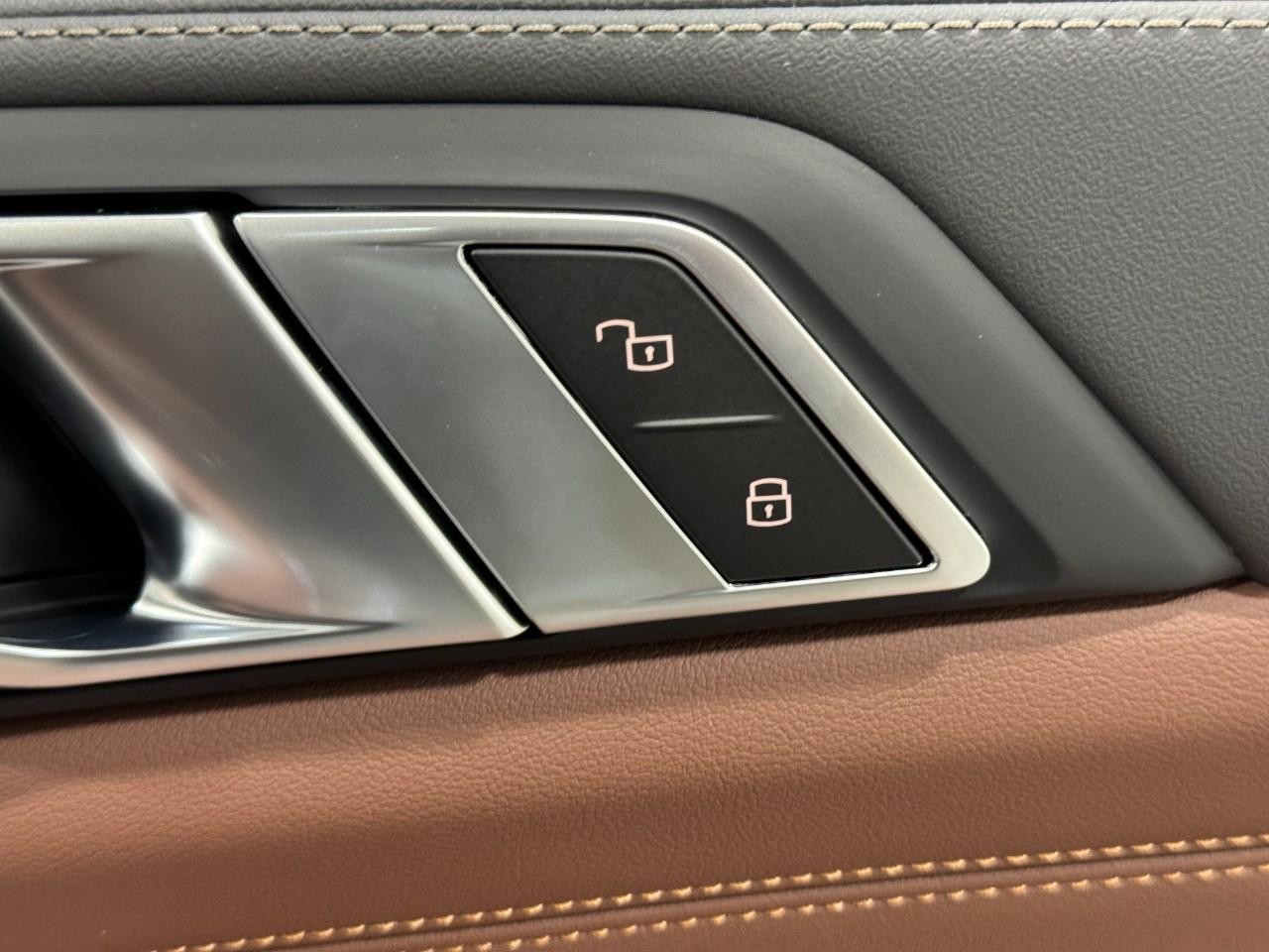 BMW X5 Vehicle Full-screen Gallery Image 21