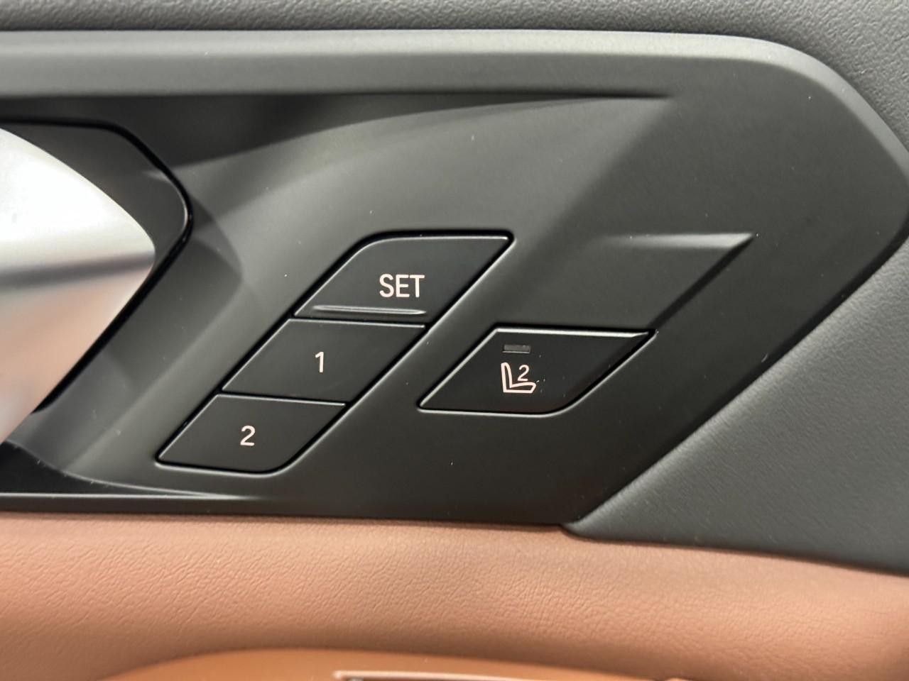 BMW X5 Vehicle Full-screen Gallery Image 24