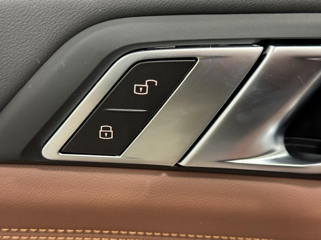 BMW X5 Vehicle Full-screen Gallery Image 25