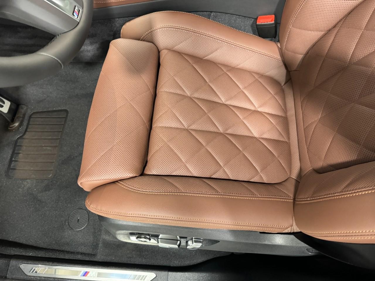 BMW X5 Vehicle Full-screen Gallery Image 28