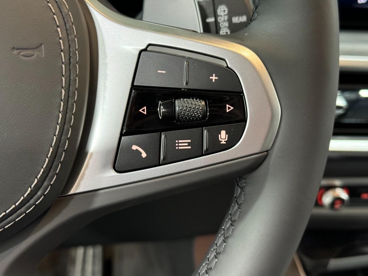 BMW X5 Vehicle Full-screen Gallery Image 32