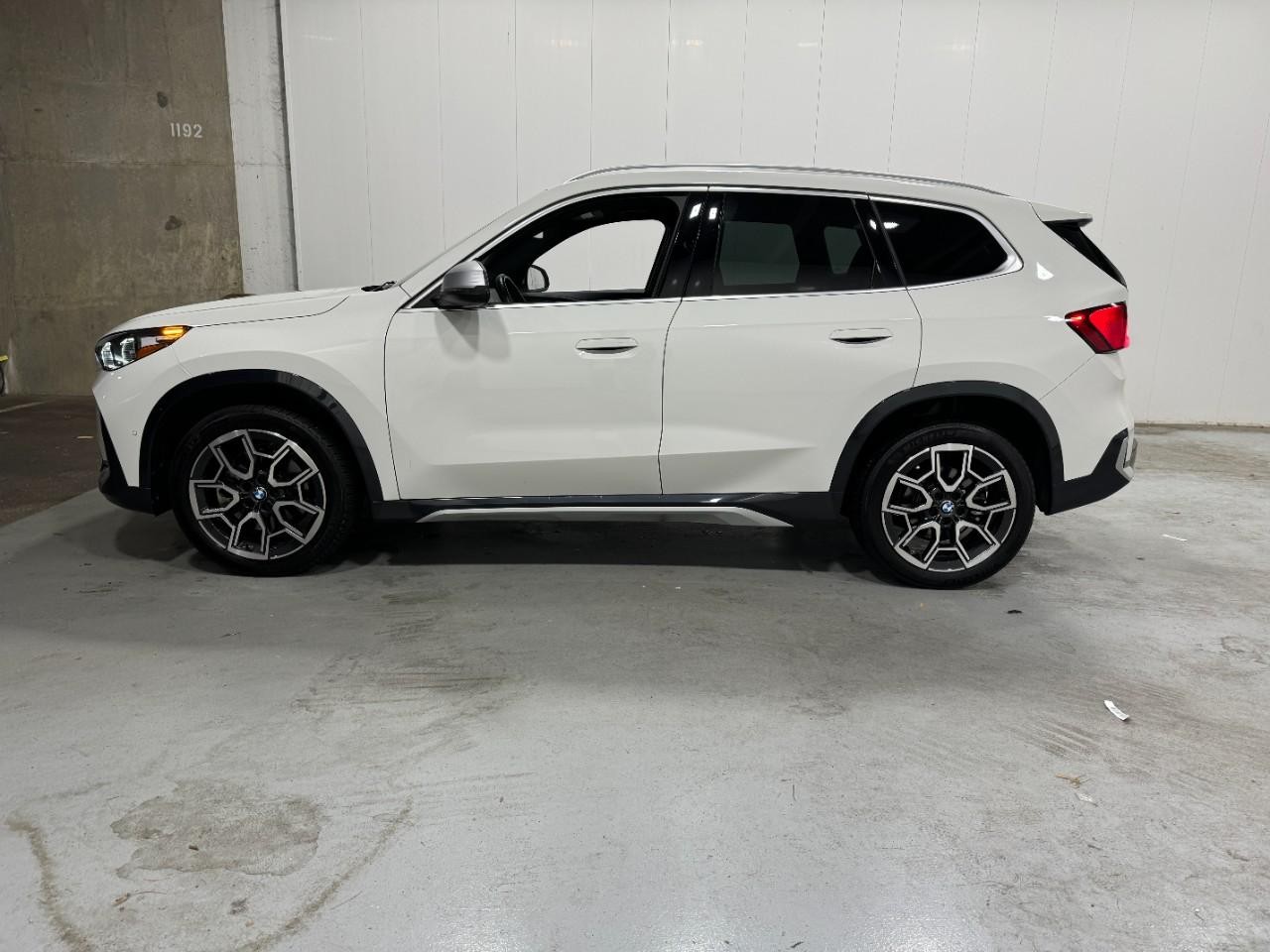 BMW X1 Vehicle Full-screen Gallery Image 2