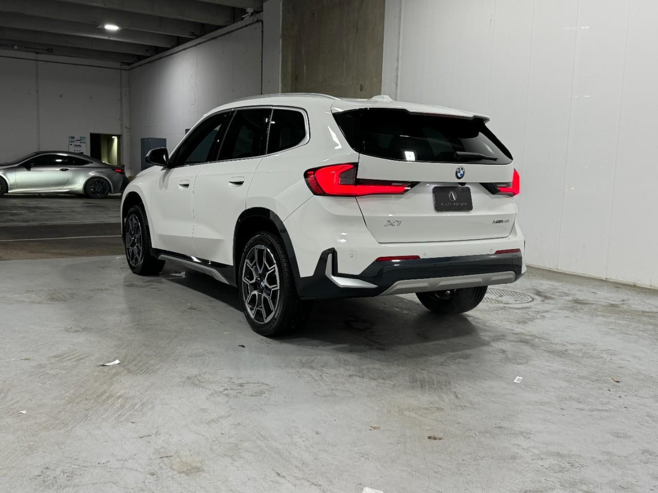 BMW X1 Vehicle Full-screen Gallery Image 3