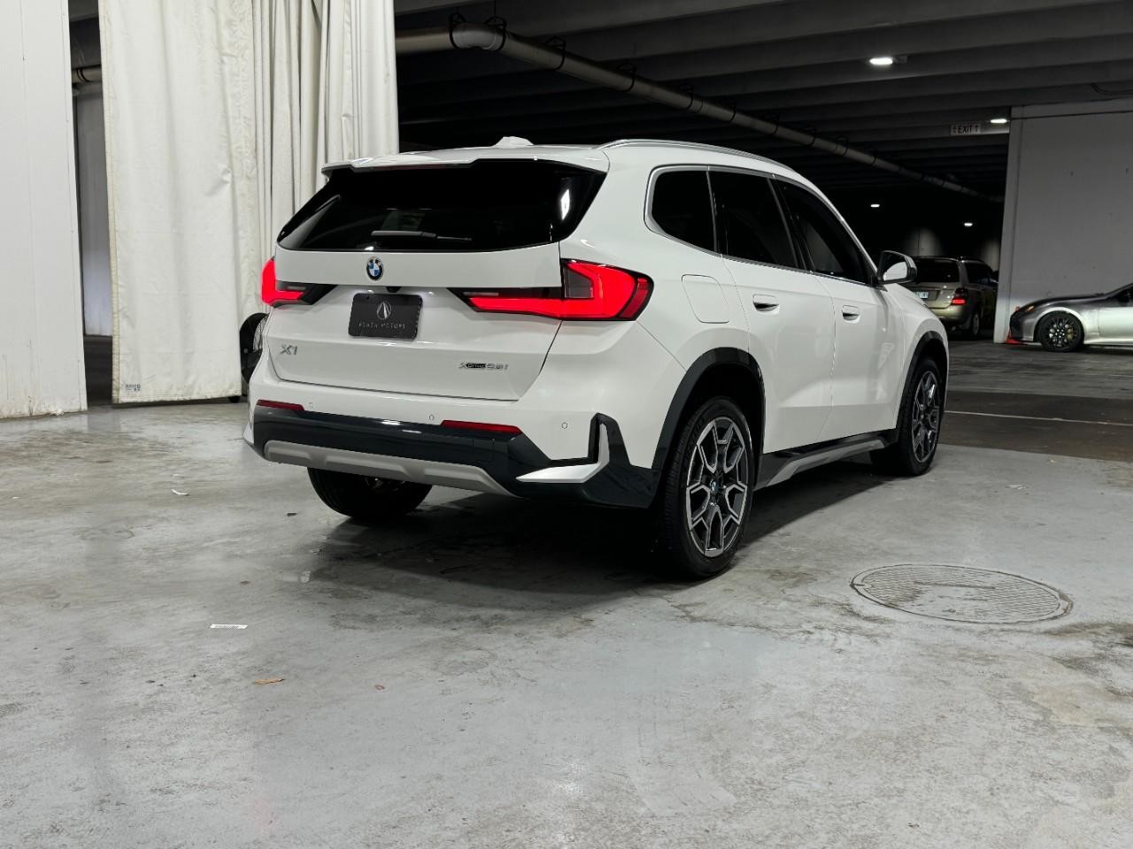 BMW X1 Vehicle Full-screen Gallery Image 4