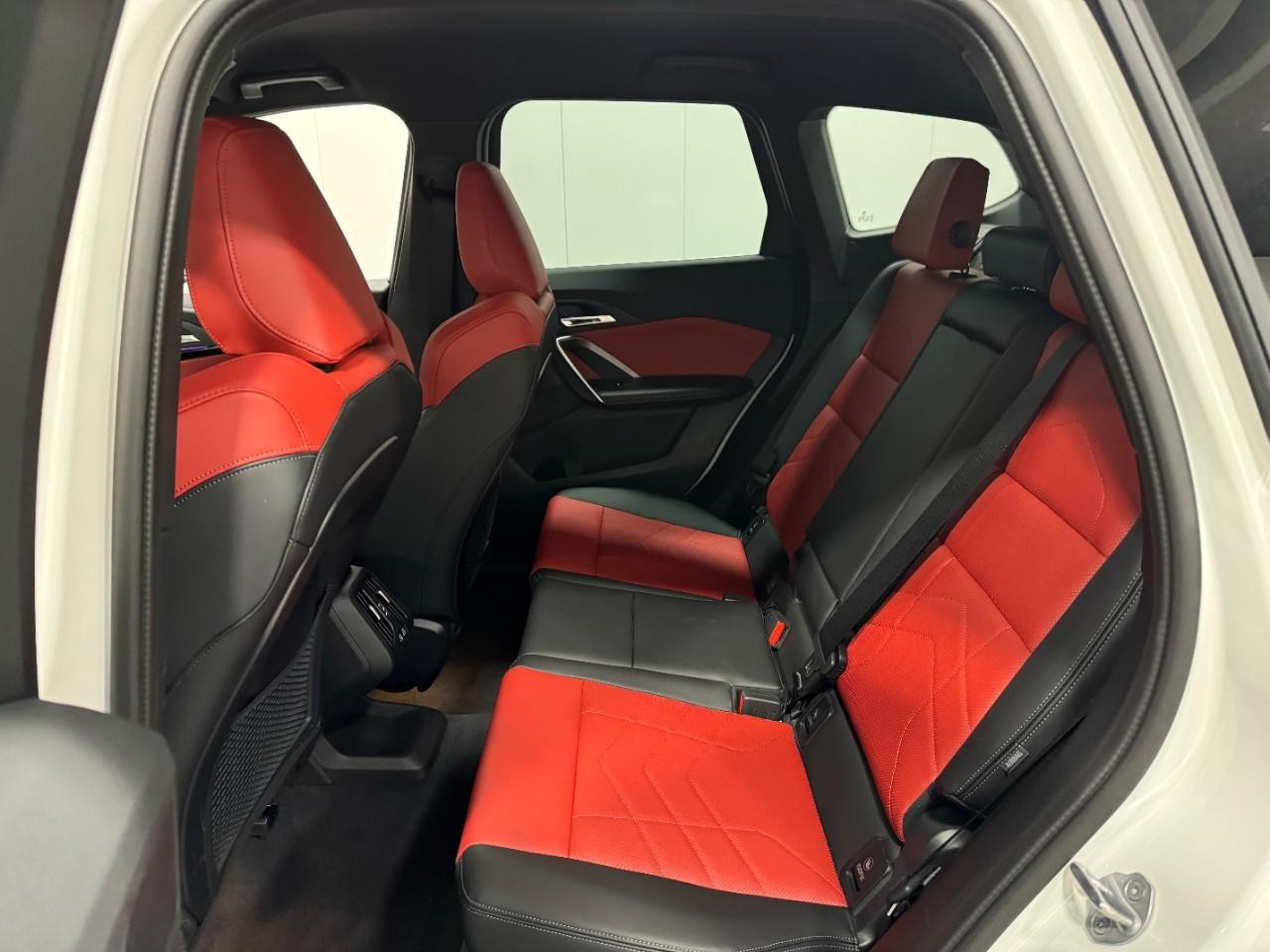 BMW X1 Vehicle Full-screen Gallery Image 8