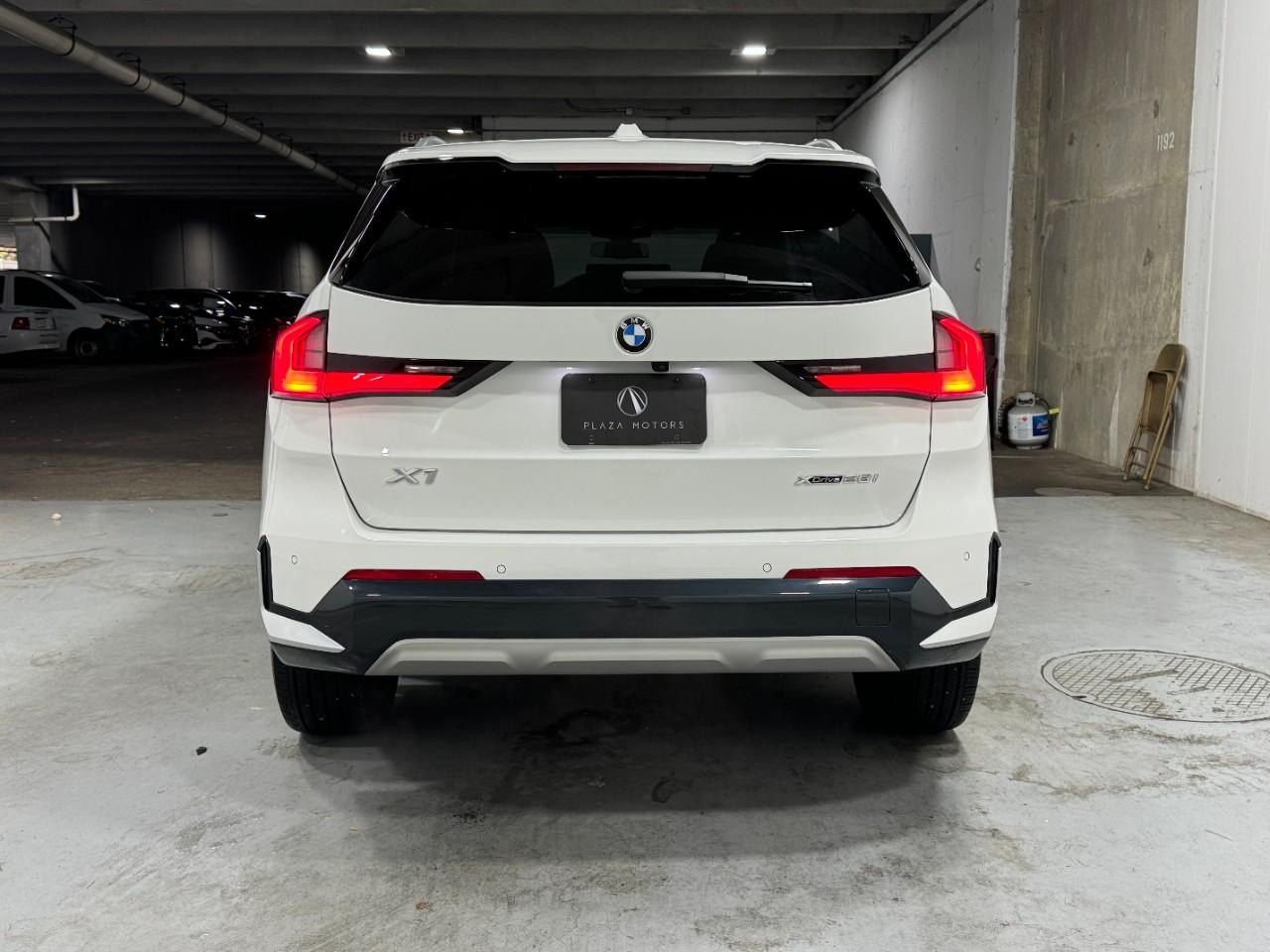 BMW X1 Vehicle Full-screen Gallery Image 9