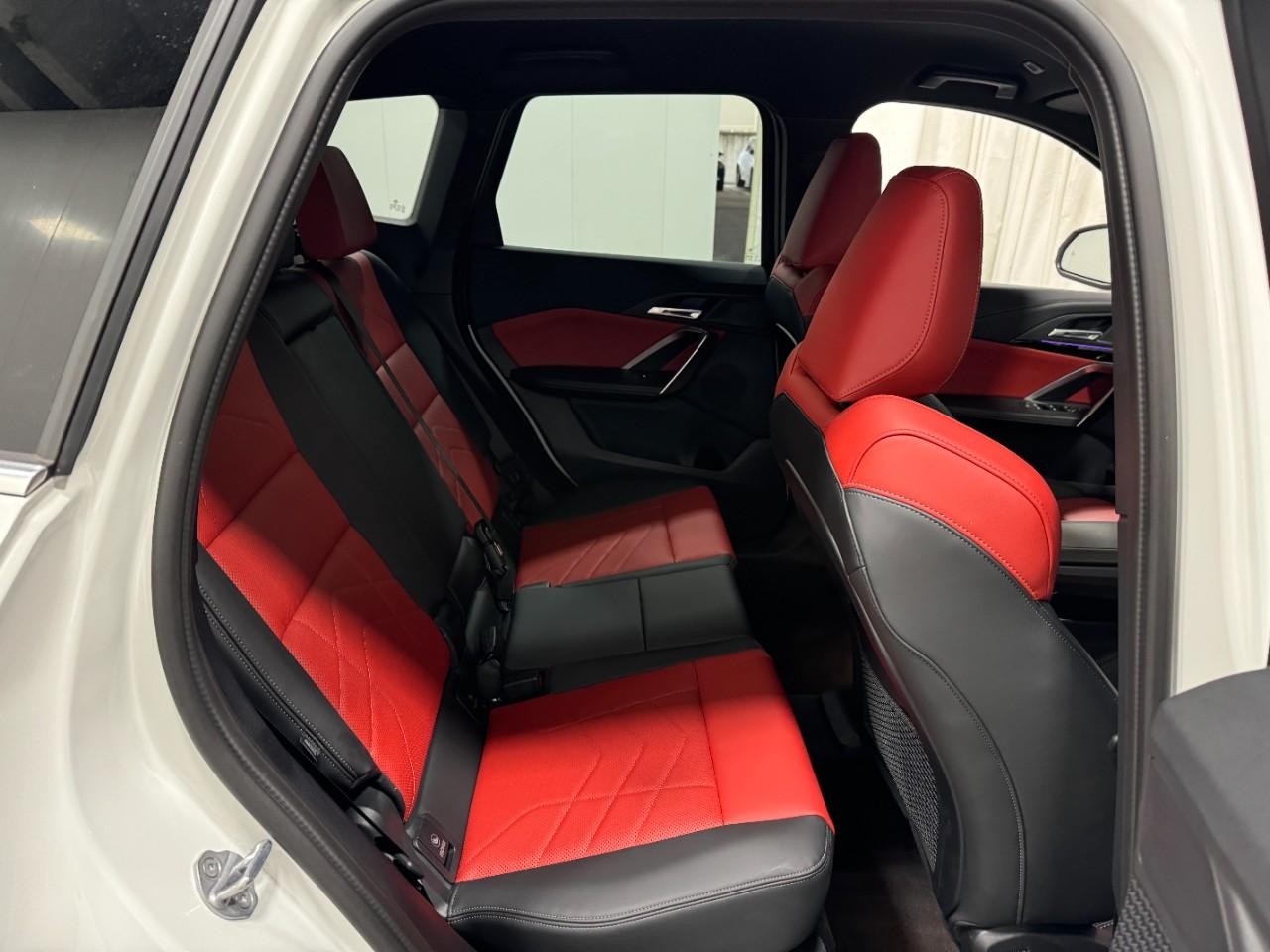 BMW X1 Vehicle Full-screen Gallery Image 10