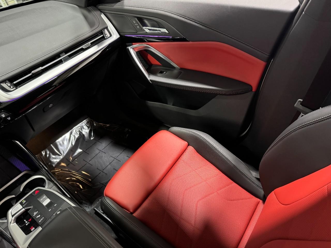 BMW X1 Vehicle Full-screen Gallery Image 15