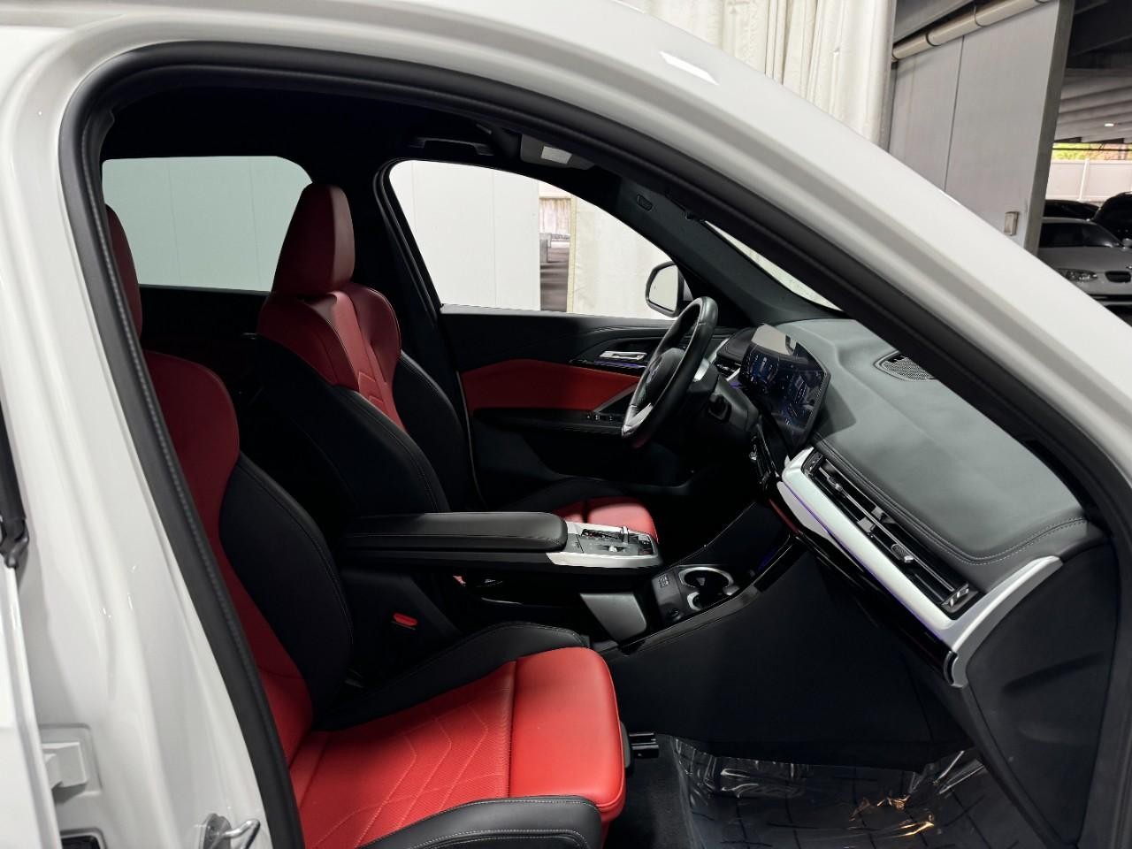 BMW X1 Vehicle Full-screen Gallery Image 16