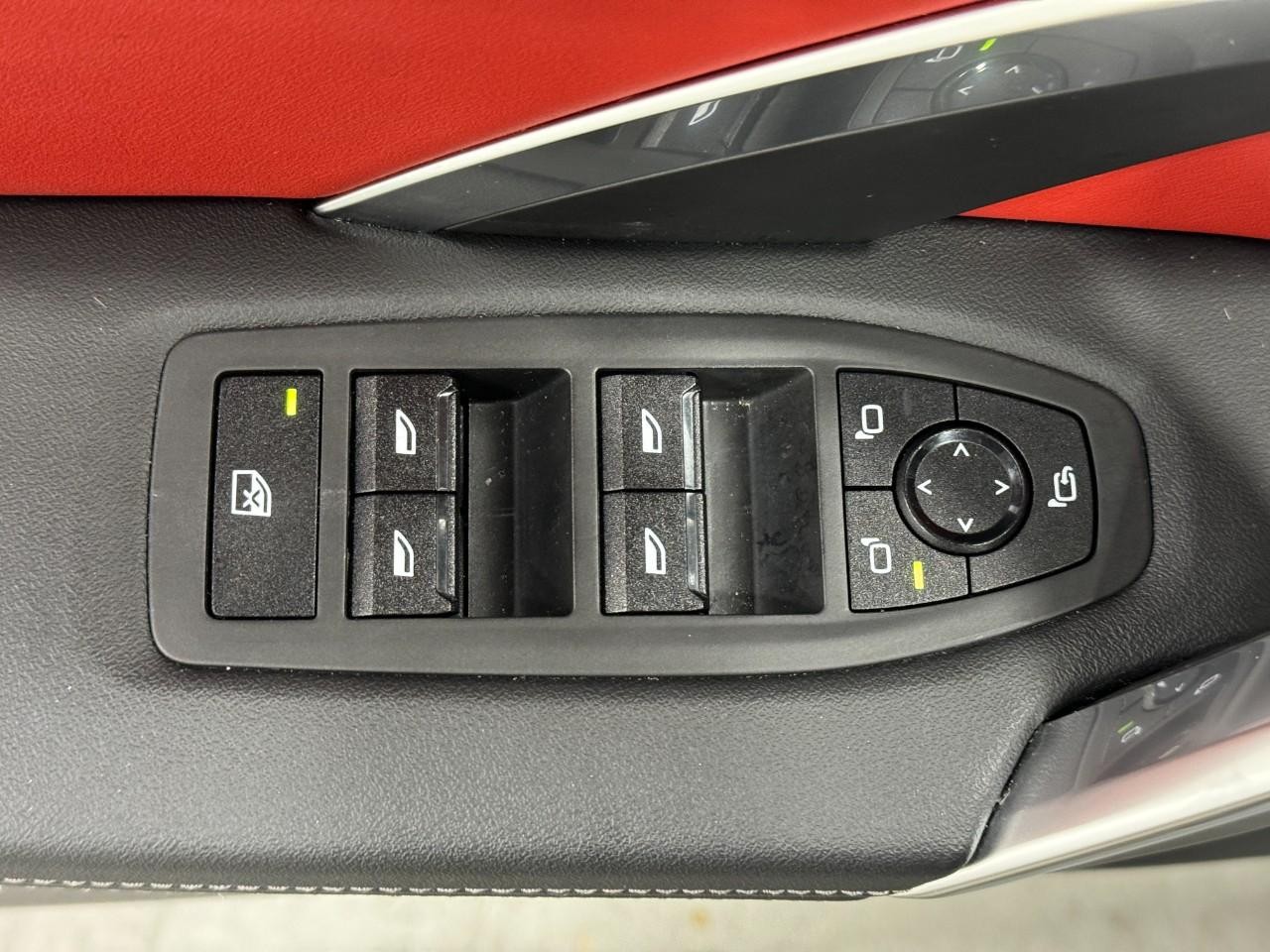 BMW X1 Vehicle Full-screen Gallery Image 22