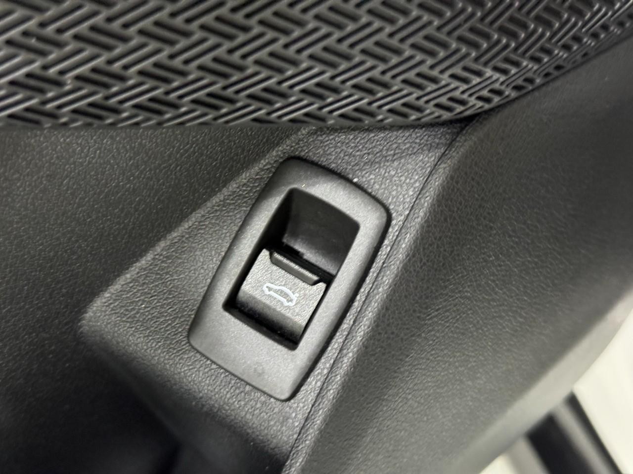 BMW X1 Vehicle Full-screen Gallery Image 23