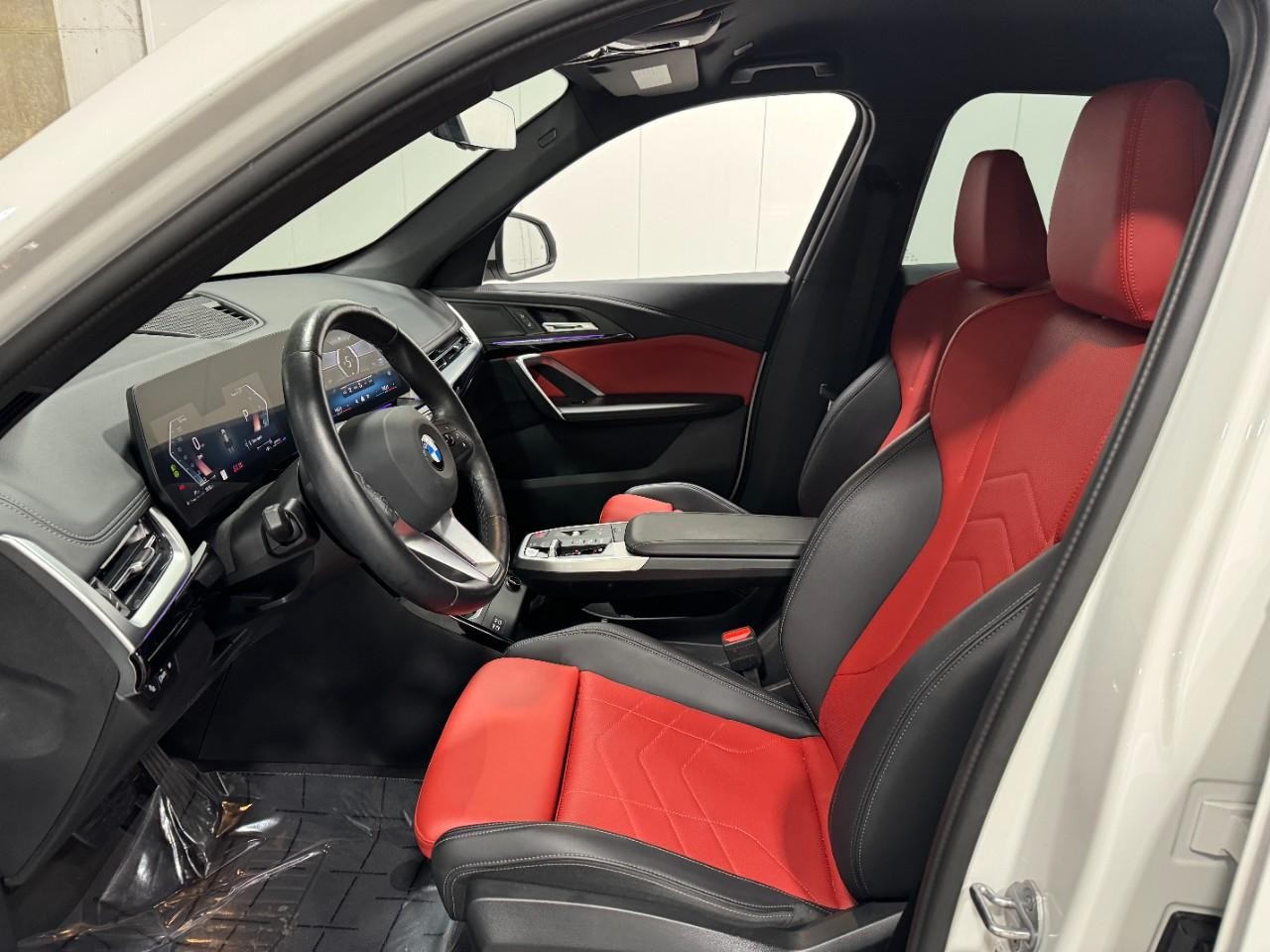 BMW X1 Vehicle Full-screen Gallery Image 24