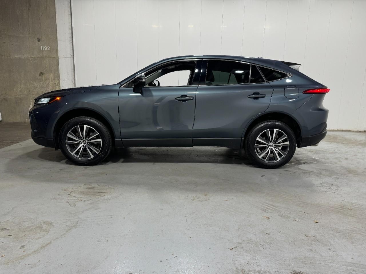 Toyota Venza Vehicle Full-screen Gallery Image 2