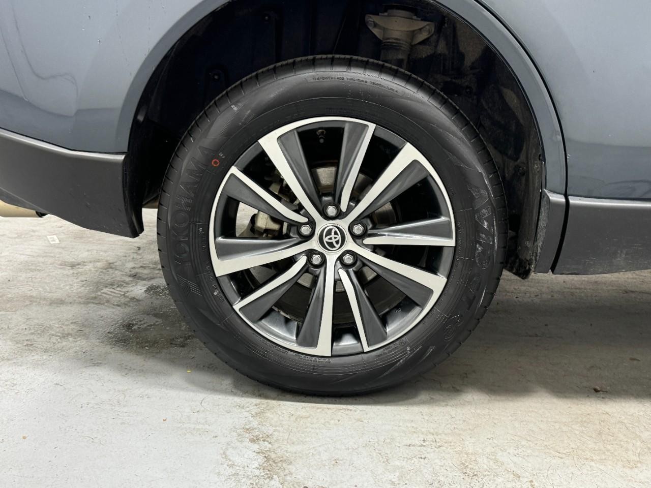 Toyota Venza Vehicle Full-screen Gallery Image 5