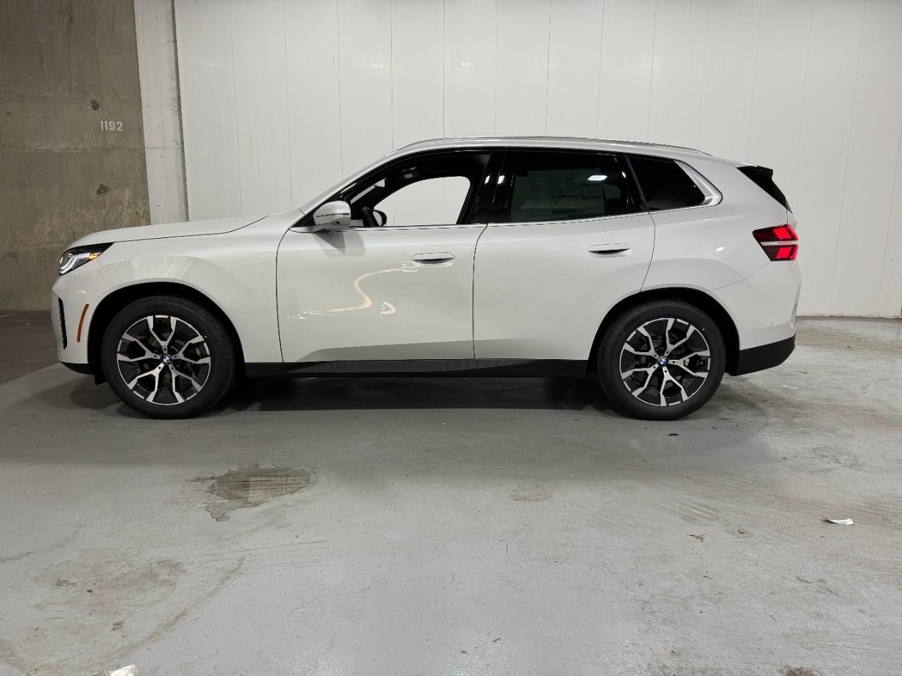 BMW X3 Vehicle Full-screen Gallery Image 2