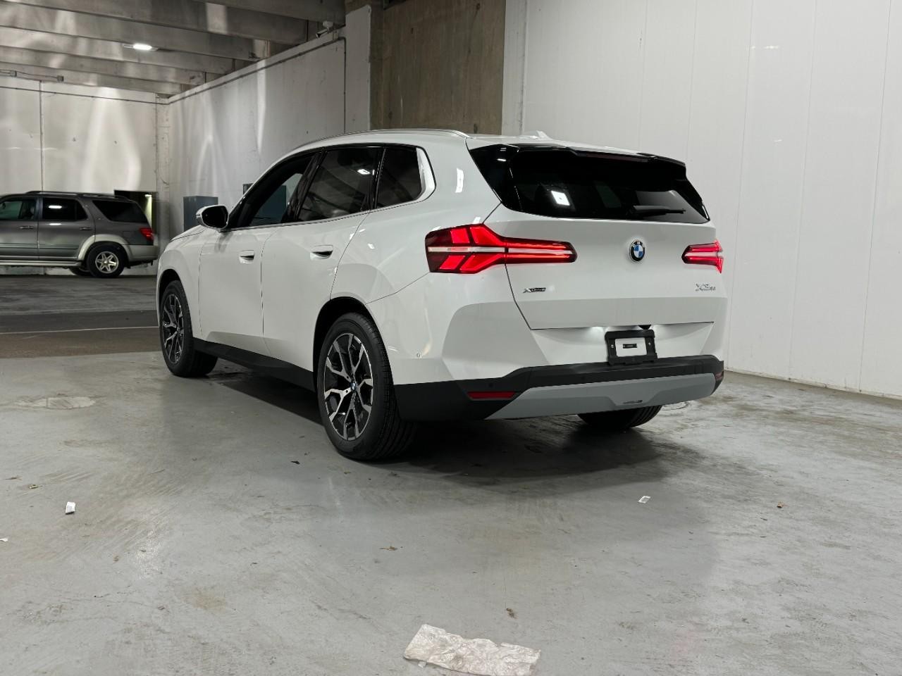 BMW X3 Vehicle Full-screen Gallery Image 3