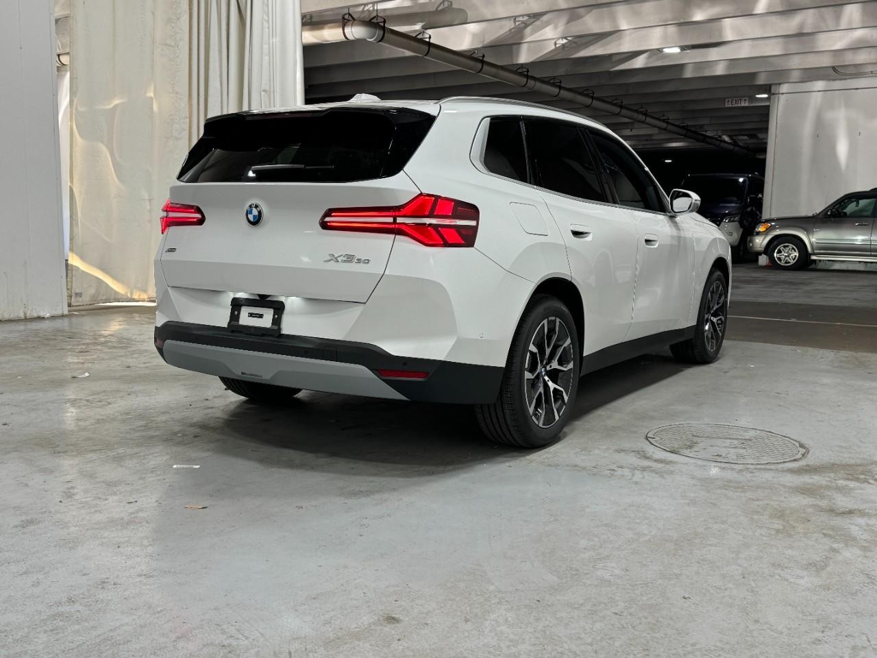 BMW X3 Vehicle Full-screen Gallery Image 4