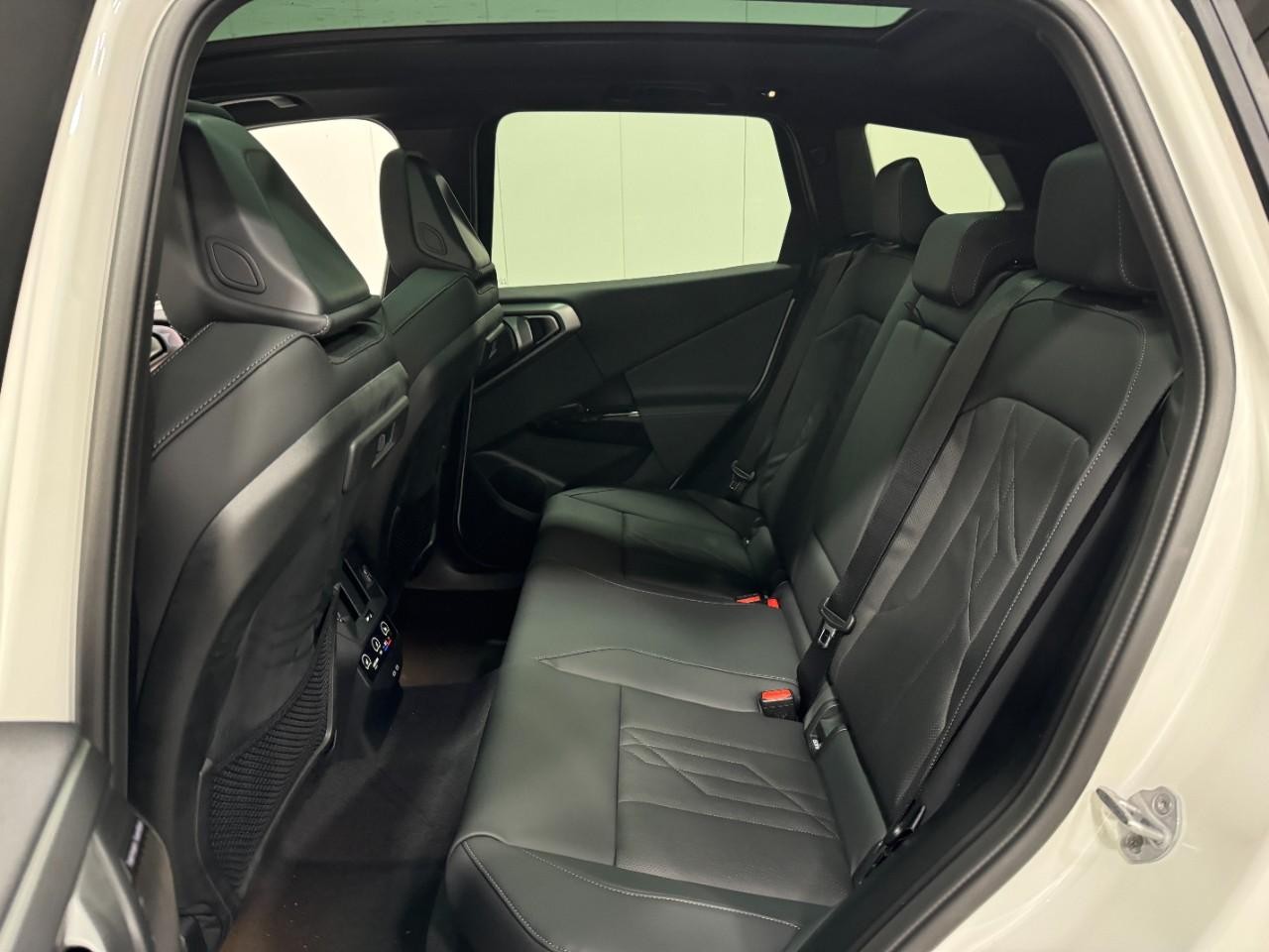 BMW X3 Vehicle Full-screen Gallery Image 8