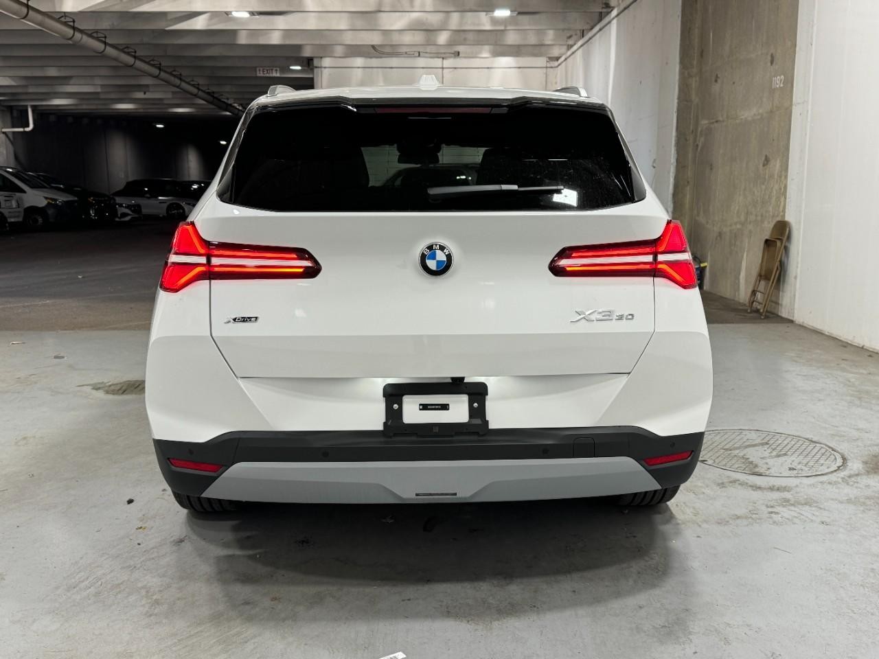 BMW X3 Vehicle Full-screen Gallery Image 9