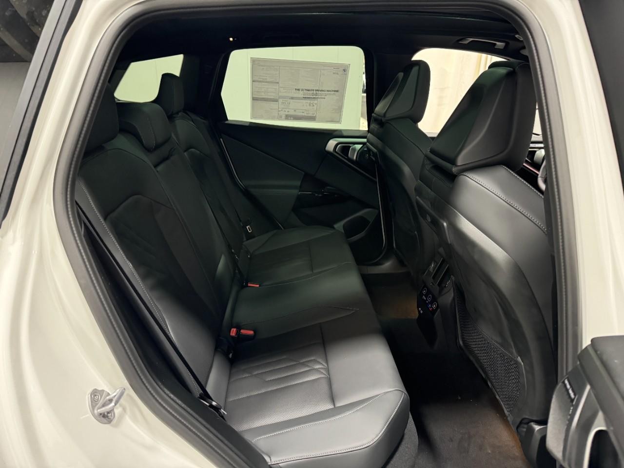 BMW X3 Vehicle Full-screen Gallery Image 10