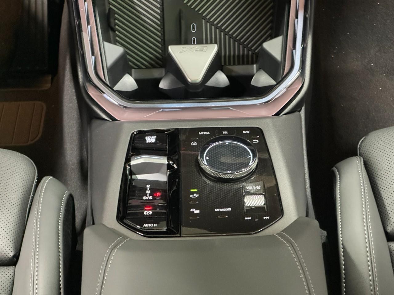 BMW X3 Vehicle Full-screen Gallery Image 16