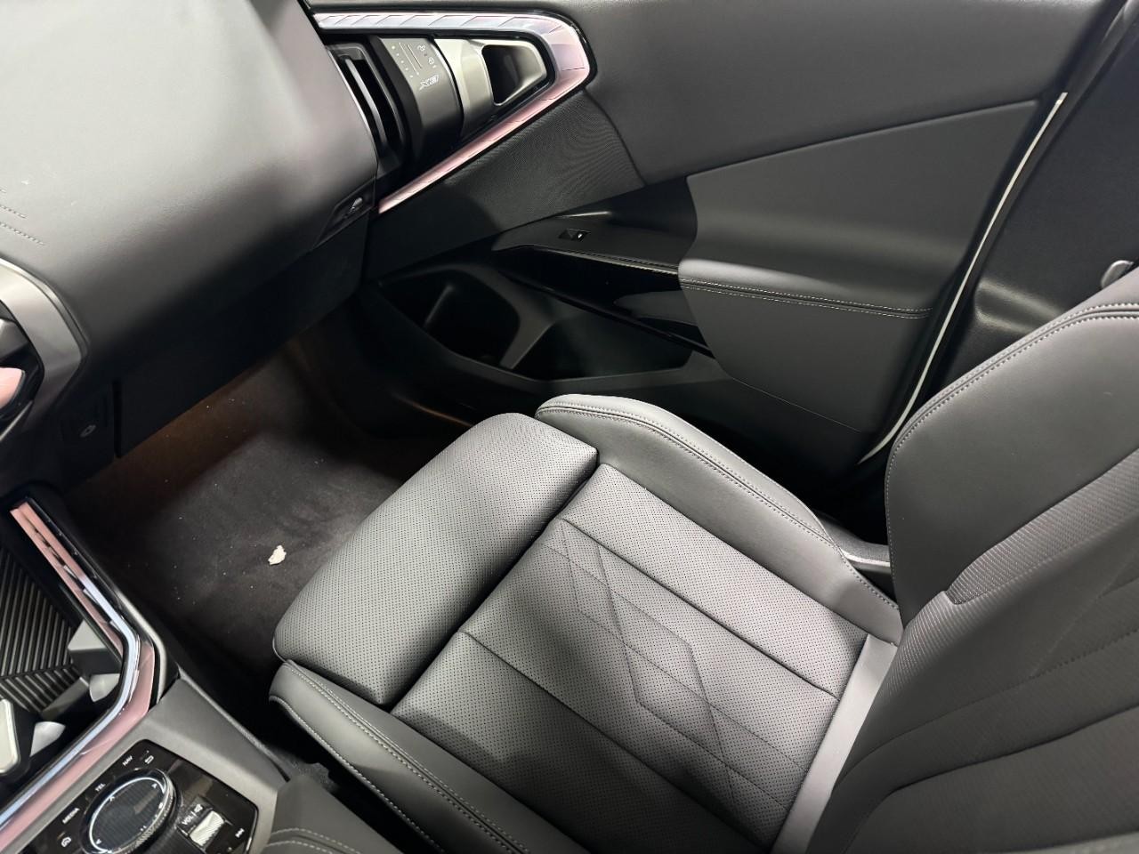 BMW X3 Vehicle Full-screen Gallery Image 17